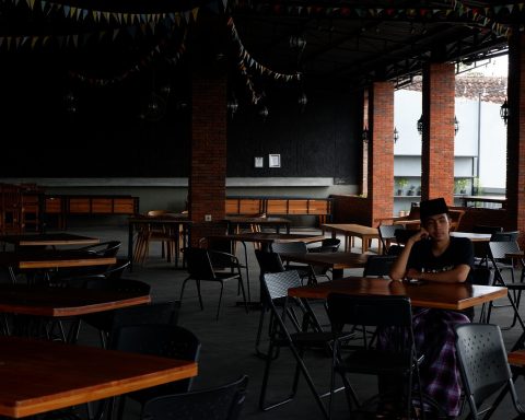 Vrouwelijke ondernemer werkt alleen aan een tafel in een café met een laptop
