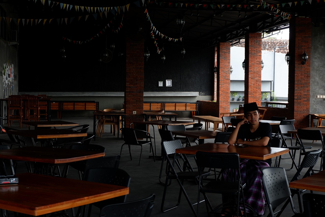 Vrouwelijke ondernemer werkt alleen aan een tafel in een café met een laptop