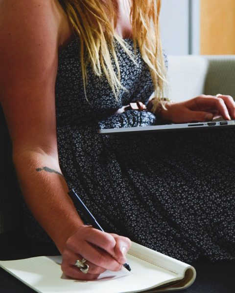Vrouwelijke zzp'er werkt aan haar cashflowoverzicht op een laptop