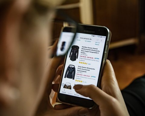 Vrouwelijke ondernemer die haar webshop community beheert op een laptop