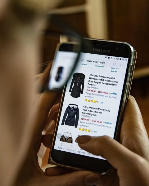 Vrouwelijke ondernemer die haar webshop community beheert op een laptop