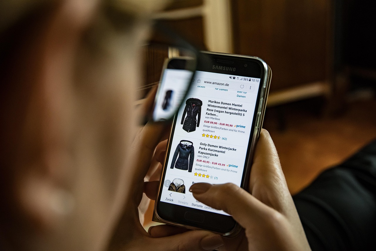 Vrouwelijke ondernemer die haar webshop community beheert op een laptop