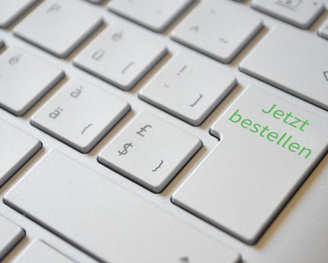 Vrouw die bestellingen inpakt voor haar webshop