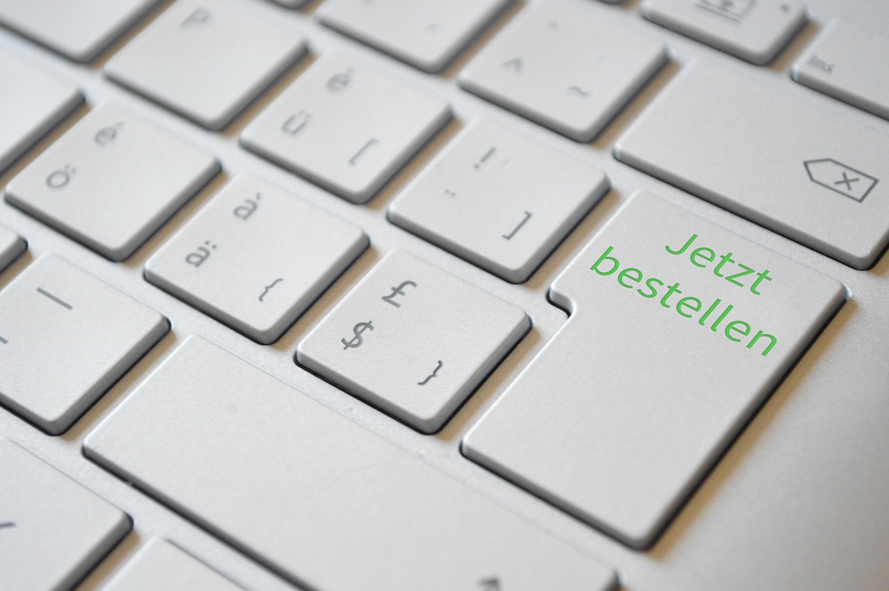 Vrouw die bestellingen inpakt voor haar webshop