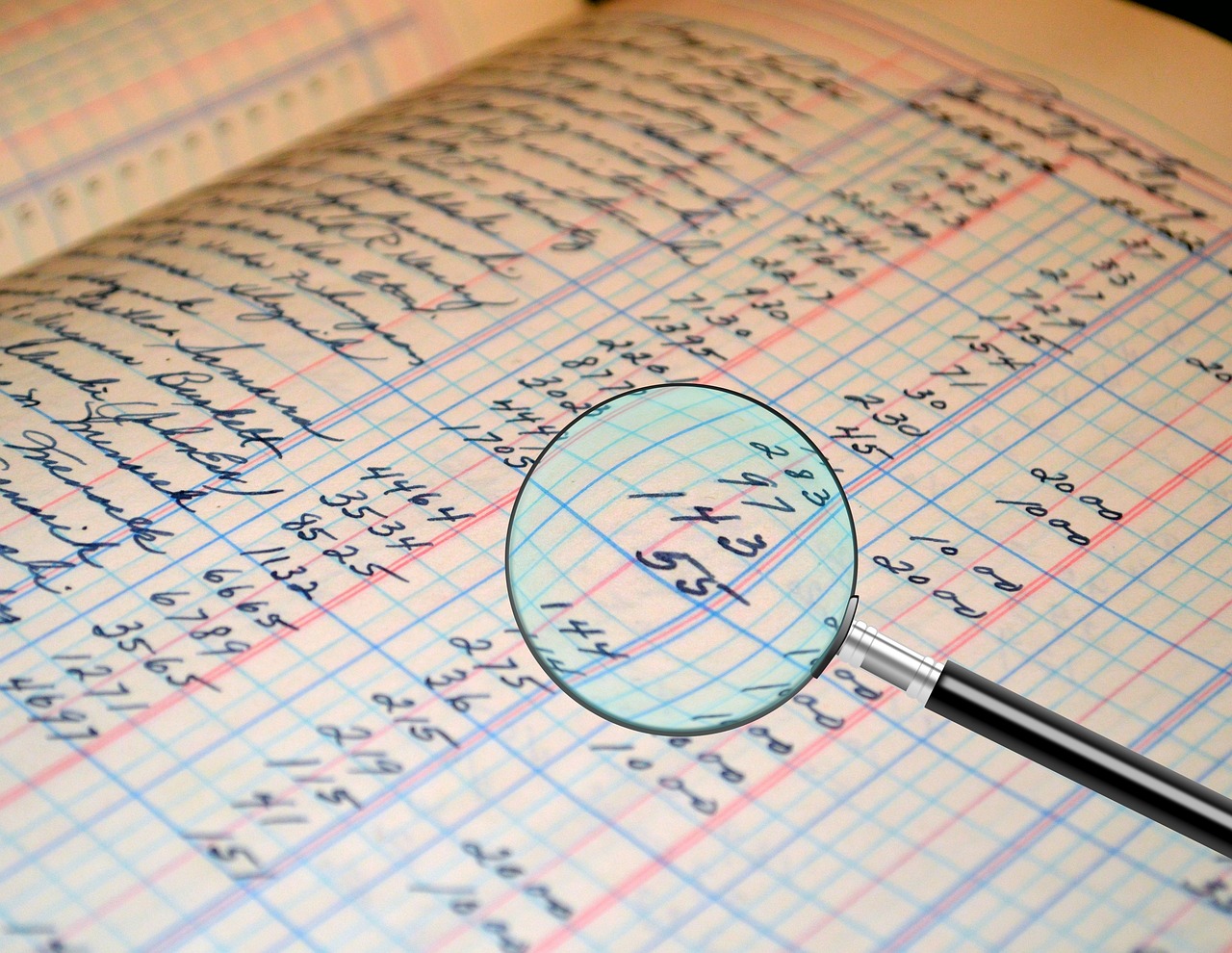 Vrouwelijke ondernemer die financiële documenten doorneemt aan haar bureau