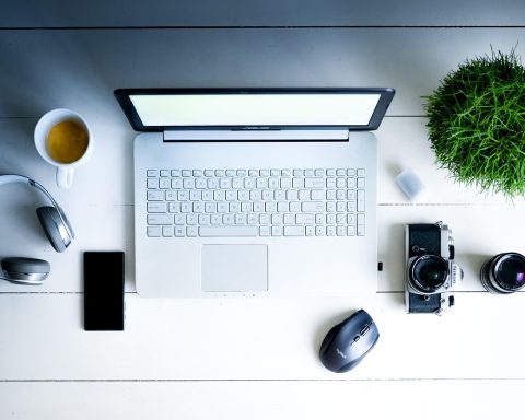 Een opgeruimd en stijlvol thuiskantoor bureau met nette accessoires