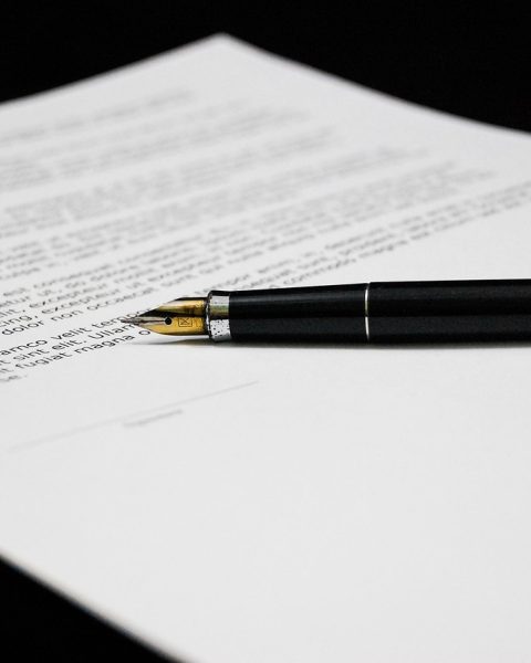 Vrouwelijke ondernemer ondertekent papieren voor inschrijving bij het KVK handelsregister