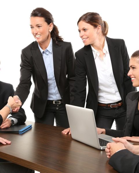 Vrouwen in overleg aan een vergadertafel op kantoor