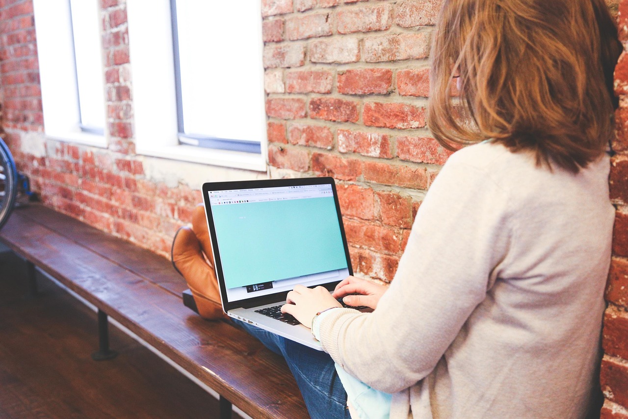 Vrouwelijke ondernemer bekijkt webshop financiën op laptop