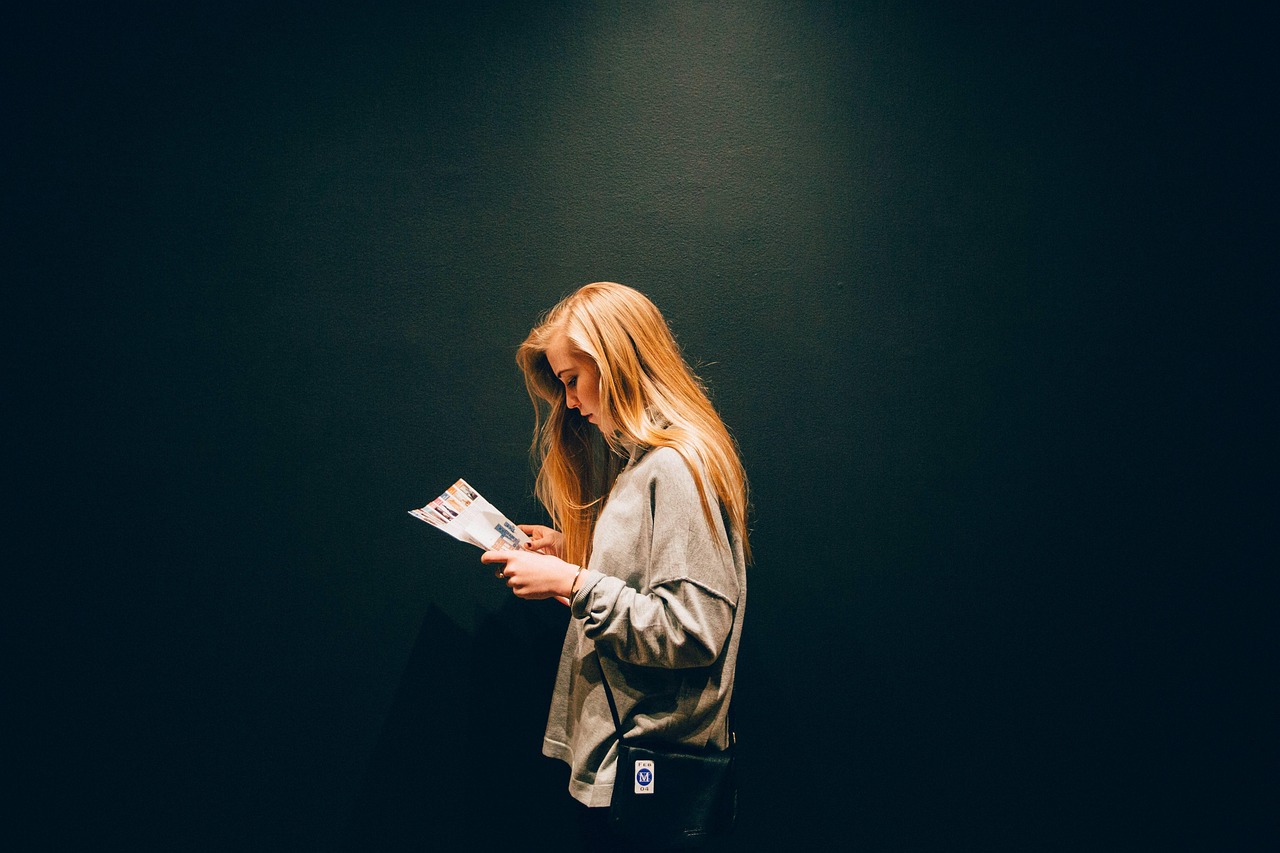 Vrouwelijke ondernemer leest een financieel tijdschrift aan haar bureau