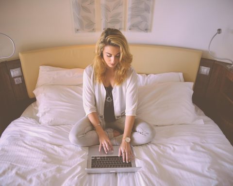 Vrouwelijke ondernemer die op haar laptop zoektermen onderzoekt voor haar functietitel