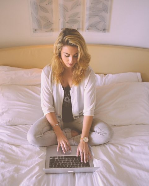 Vrouwelijke ondernemer die op haar laptop zoektermen onderzoekt voor haar functietitel