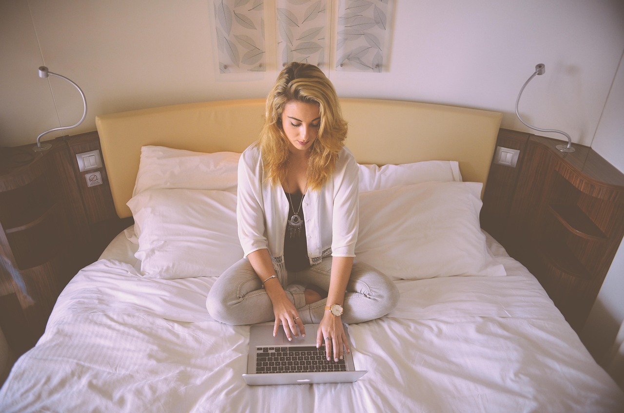 Vrouwelijke ondernemer die op haar laptop zoektermen onderzoekt voor haar functietitel