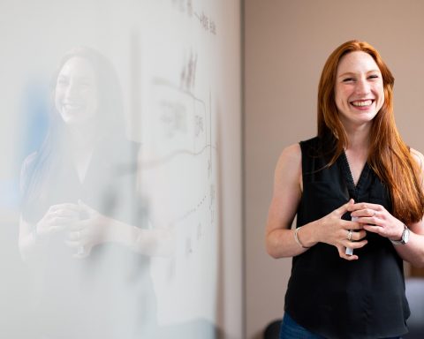 Vrouw die een Pinterest-strategie plant voor haar webshop aan een bureau