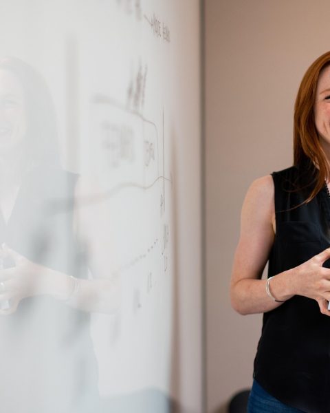 Vrouw die een Pinterest-strategie plant voor haar webshop aan een bureau