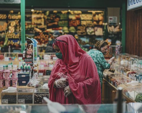 Vrouwelijke ondernemer die zakelijke boodschappen inpakt voor kantoor