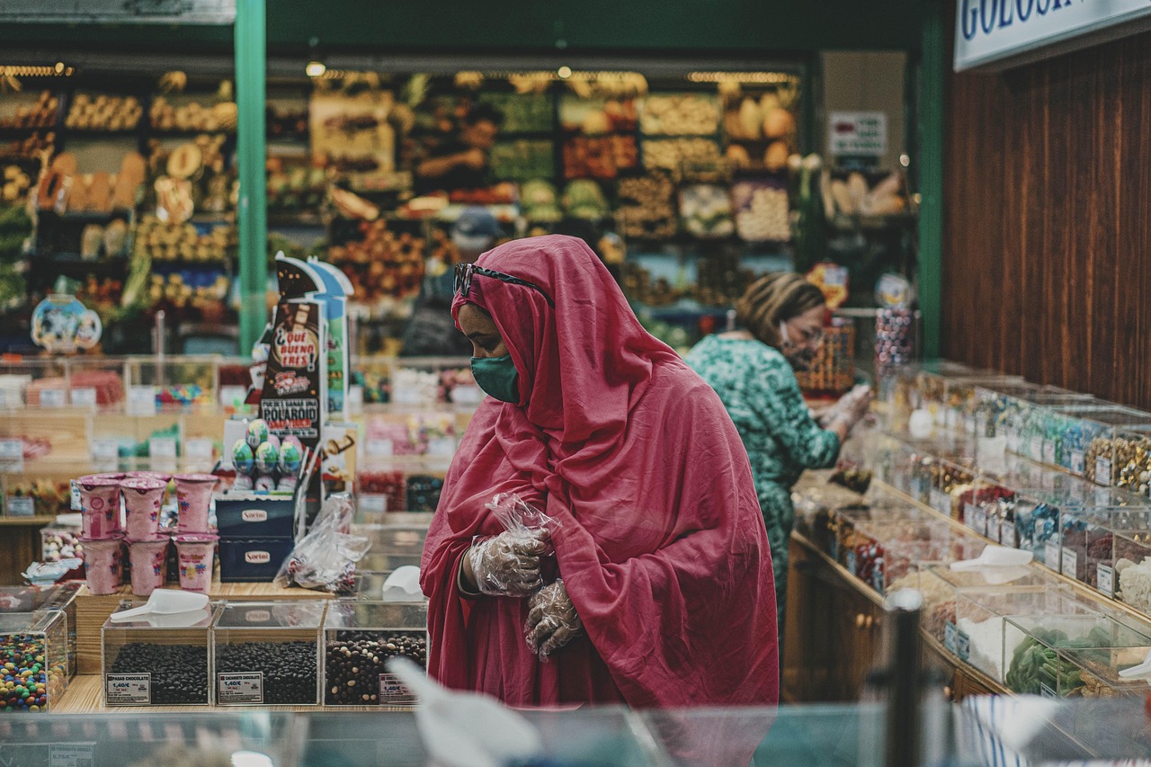 Vrouwelijke ondernemer die zakelijke boodschappen inpakt voor kantoor