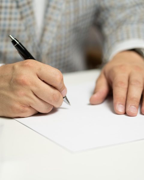 Onderneemster die zakelijk energiecontract doorleest aan bureau