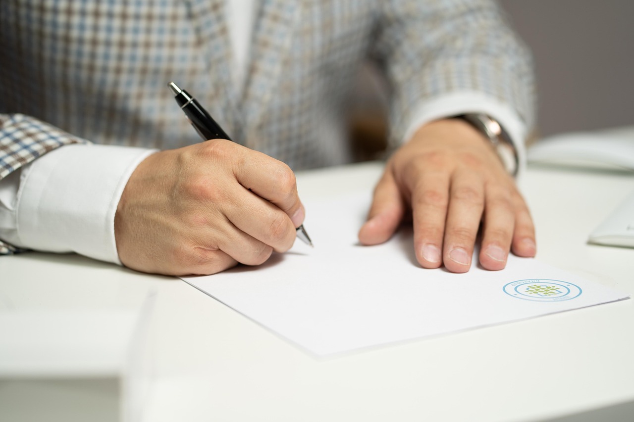 Onderneemster die zakelijk energiecontract doorleest aan bureau