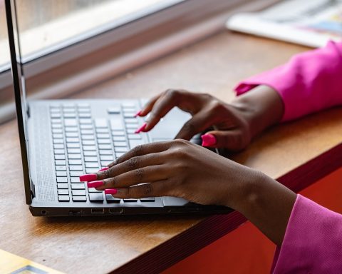 Vrouwelijke ondernemer werkt achter laptop aan internationale groeistrategie