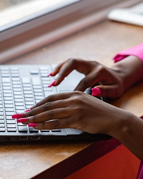 Vrouwelijke ondernemer werkt achter laptop aan internationale groeistrategie