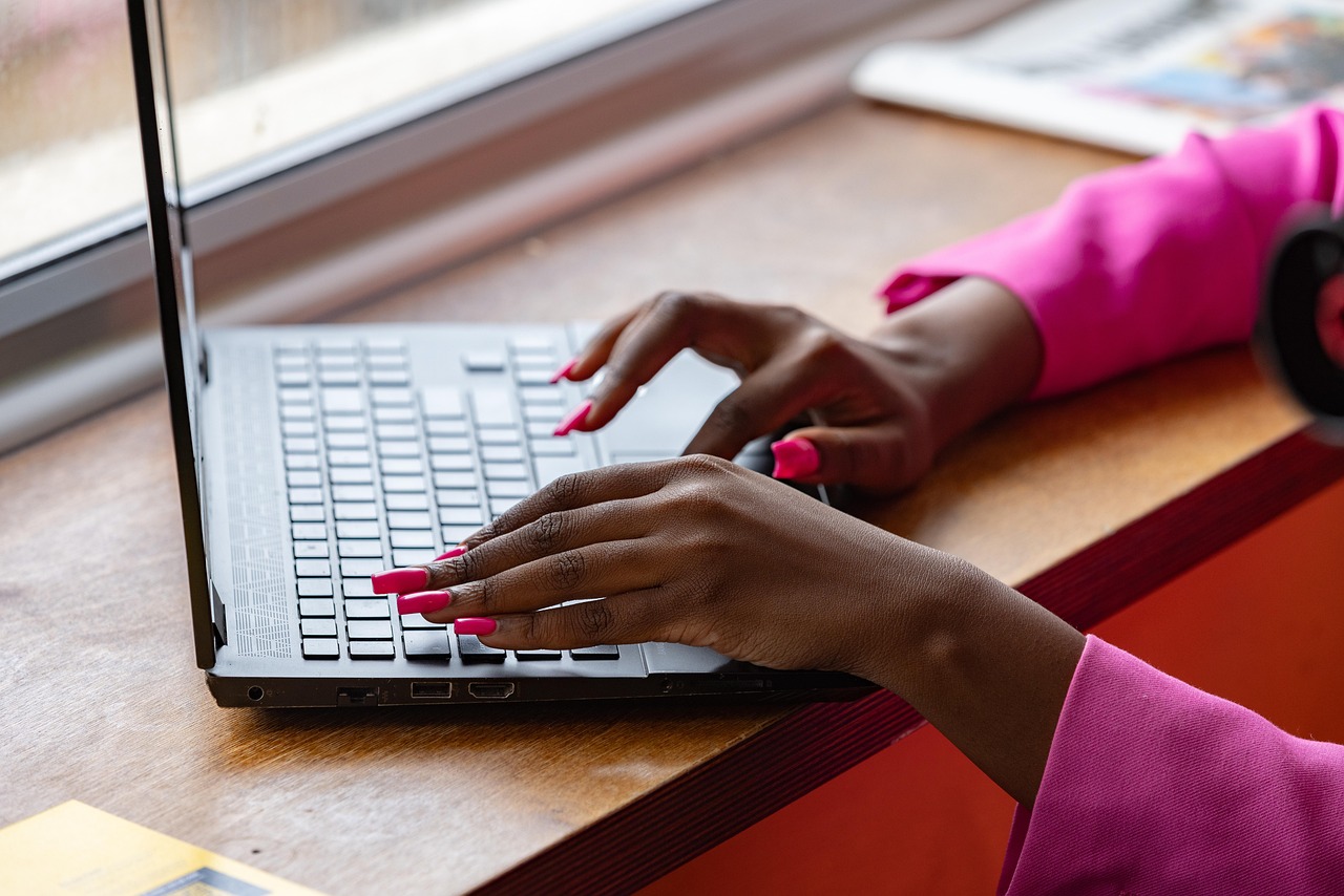 Vrouwelijke ondernemer werkt achter laptop aan internationale groeistrategie