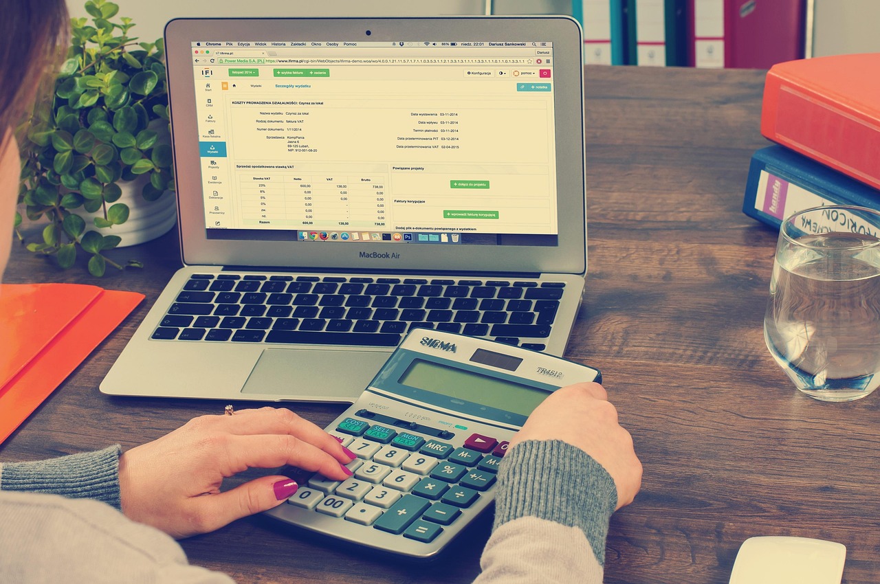 Vrouwelijke ondernemer die financiële documenten doorneemt aan een bureau