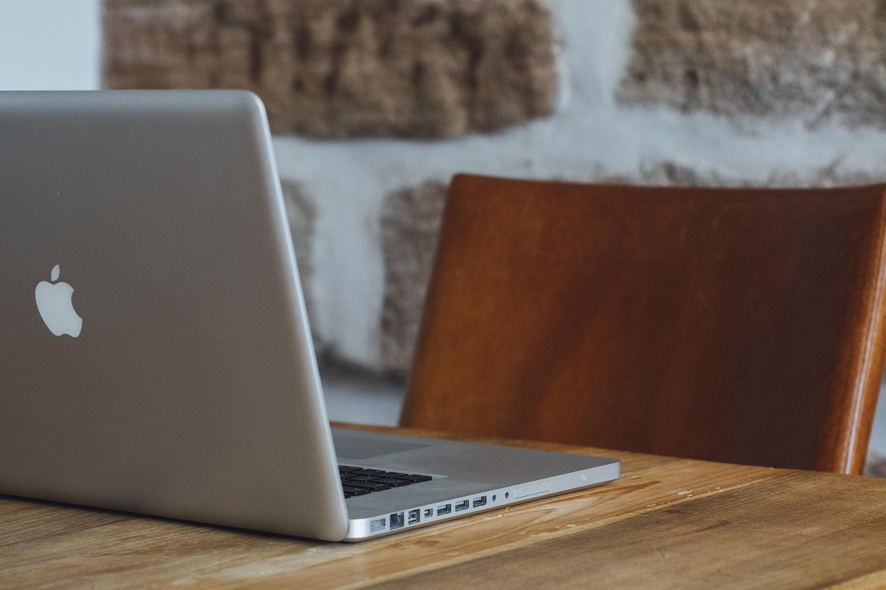 Freelance designer die achter een laptop werkt aan een ontwerpproject