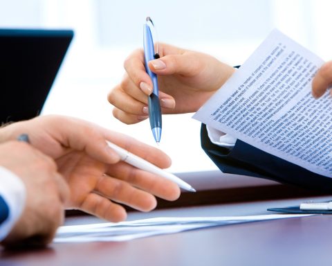 Vrouwelijke ondernemer die een zakelijke tekst schrijft aan haar bureau