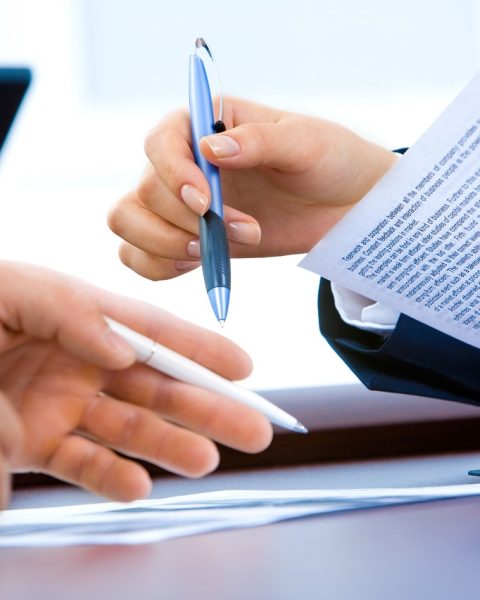 Vrouwelijke ondernemer die een zakelijke tekst schrijft aan haar bureau