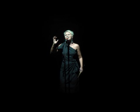 Vrouw backstage als soloartiest die zich voorbereidt op een optreden