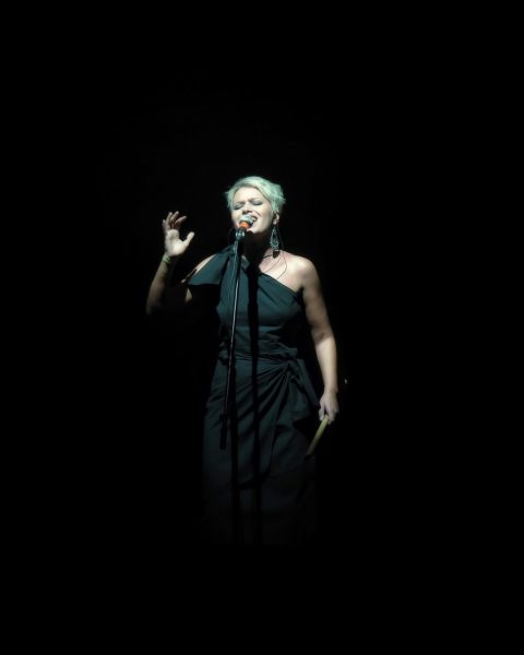 Vrouw backstage als soloartiest die zich voorbereidt op een optreden