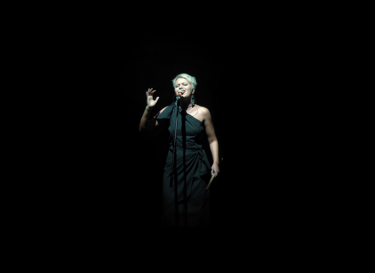 Vrouw backstage als soloartiest die zich voorbereidt op een optreden