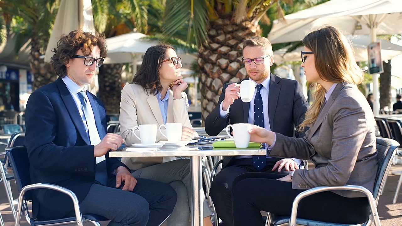Twee vrouwen voeren een zakelijk gesprek aan een tafel met koffie
